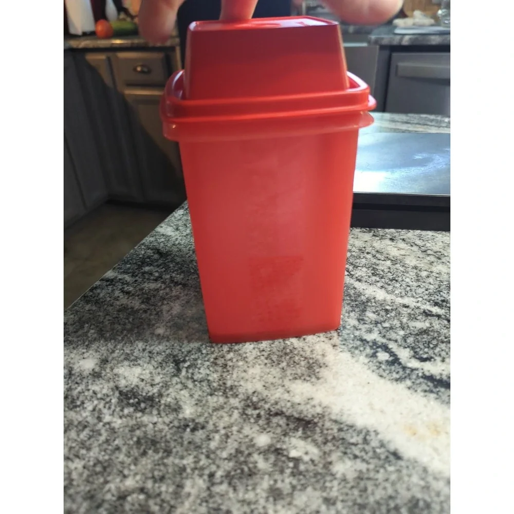 Tupperware 4.5 cup Pick A Deli Pickle Pepper Keeper Chili Red 1330-21